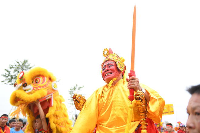 Hàng ngàn người chen chân xem rước vua sống tung tiền phát lộc